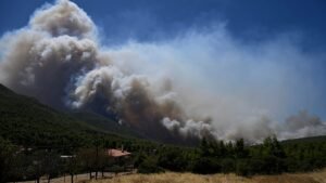 Wildfires in Europe: blazes continue to spread in France and Greece Wildfires in Europe: blazes continue to spread in France and Greece