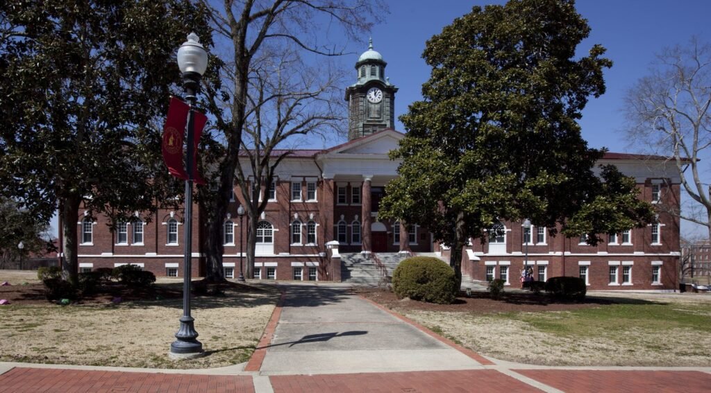 Southern university requires business suits, bans du-rags and other headwear in new dress code Southern university requires business suits, bans du-rags and other headwear in new dress code