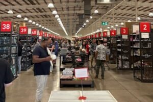 Shoppers descend on Queensland’s first Panda Mart Shoppers descend on Queensland’s first Panda Mart