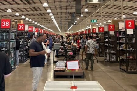 Shoppers descend on Queensland’s first Panda Mart Shoppers descend on Queensland’s first Panda Mart