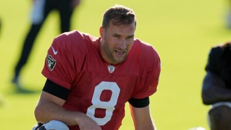 Raiders quarterback Kirk Cousins, Maxx Crosby get into scuffle in tense training camp moment Raiders quarterback Kirk Cousins, Maxx Crosby get into scuffle in tense training camp moment