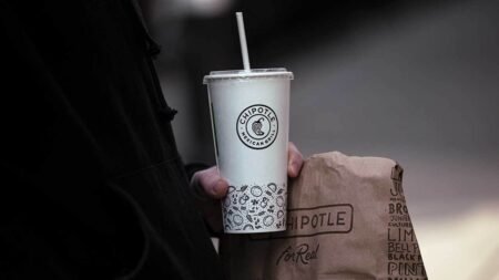 Minnesota woman sues Chipotle after burrito bowl allegedly caused Salmonella infection, sepsis Minnesota woman sues Chipotle after burrito bowl allegedly caused Salmonella infection, sepsis