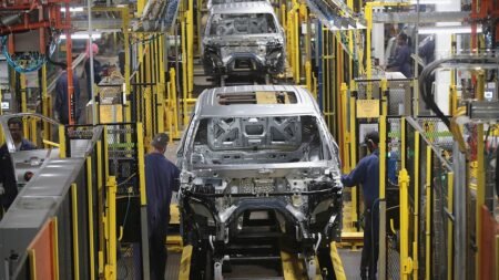 Ford boosts US Lincoln production as it phases out imports from China Ford boosts US Lincoln production as it phases out imports from China