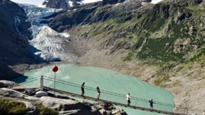 Melting Swiss glacier reveals remains of two Belgian mountaineers missing since 1992 Melting Swiss glacier reveals remains of two Belgian mountaineers missing since 1992