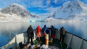 Boater’s stunt to awaken sleeping polar bear backfires after brazen horn blast Boater’s stunt to awaken sleeping polar bear backfires after brazen horn blast