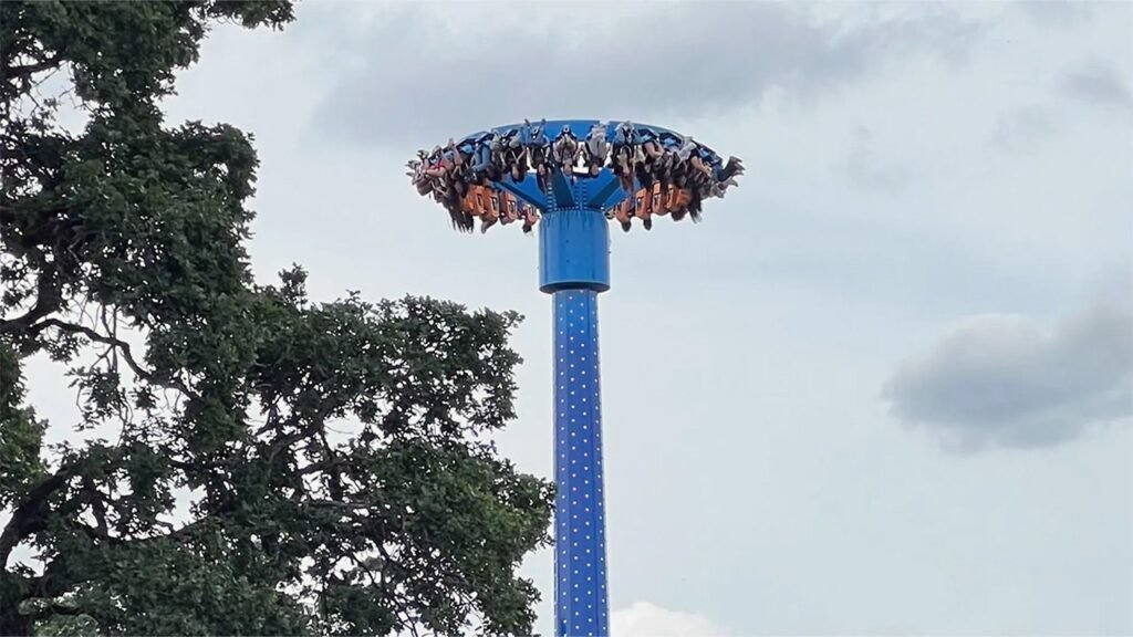 Jury awards teens 0K after Oregon amusement park ride left them hanging upside down: report