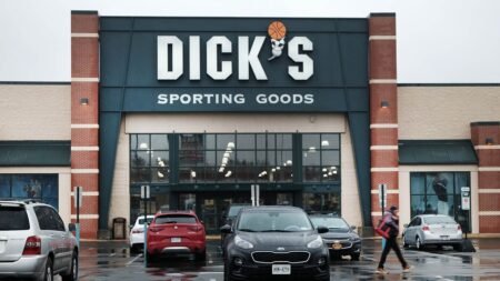 Dick’s Sporting Goods stock plunges as retailer warns athleticwear demand is weakening Dick’s Sporting Goods stock plunges as retailer warns athleticwear demand is weakening