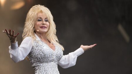 Mississippi mayor argues aginst lowering flag for Dolly Parton after her death Mississippi mayor argues aginst lowering flag for Dolly Parton after her death