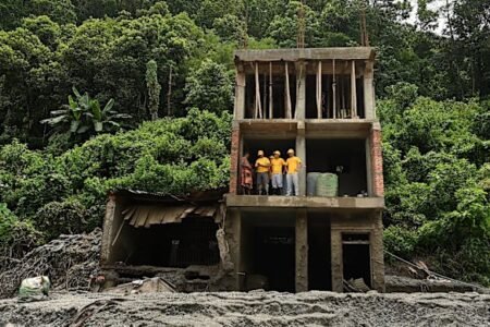 NSW man first Australian declared dead in Nepal as death toll of flood exceeds 900; Trump vows to ‘hit Iran hard’ as tensions in the Middle East escalate
