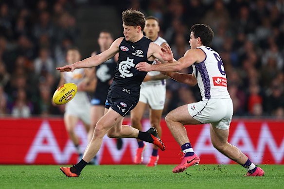 Sam Walsh kicks a goal for Carlton.