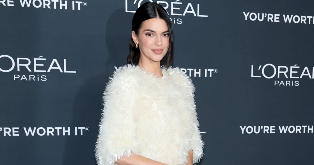 Kendall Jenner Wears the Viral ‘It’ Girl Sneakers Shoppers Walk ‘8 to 10 Miles a Day’ In Kendall Jenner Wears the Viral ‘It’ Girl Sneakers Shoppers Walk ‘8 to 10 Miles a Day’ In