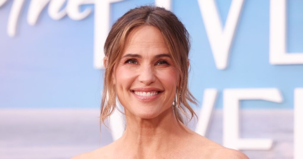 Jennifer Garner Dressed Up a T-Shirt With This Dreamy, Mediterranean-Inspired Skirt Look Jennifer Garner Dressed Up a T-Shirt With This Dreamy, Mediterranean-Inspired Skirt Look