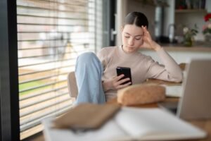 Dear Abby: My niece makes inappropriate posts about her parents