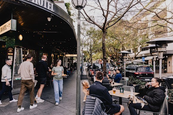 Patrons outside the Royal Oak Hotel, at the corner of Bay Street and Knox Street.