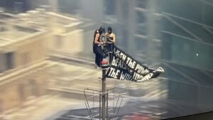 Daredevil couple accused in Empire State Building climb pack on PDA after first court appearance