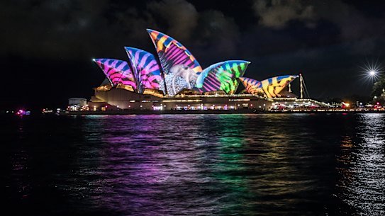 Alan Jones calls on Berejiklian to sack Opera House boss over racing dispute