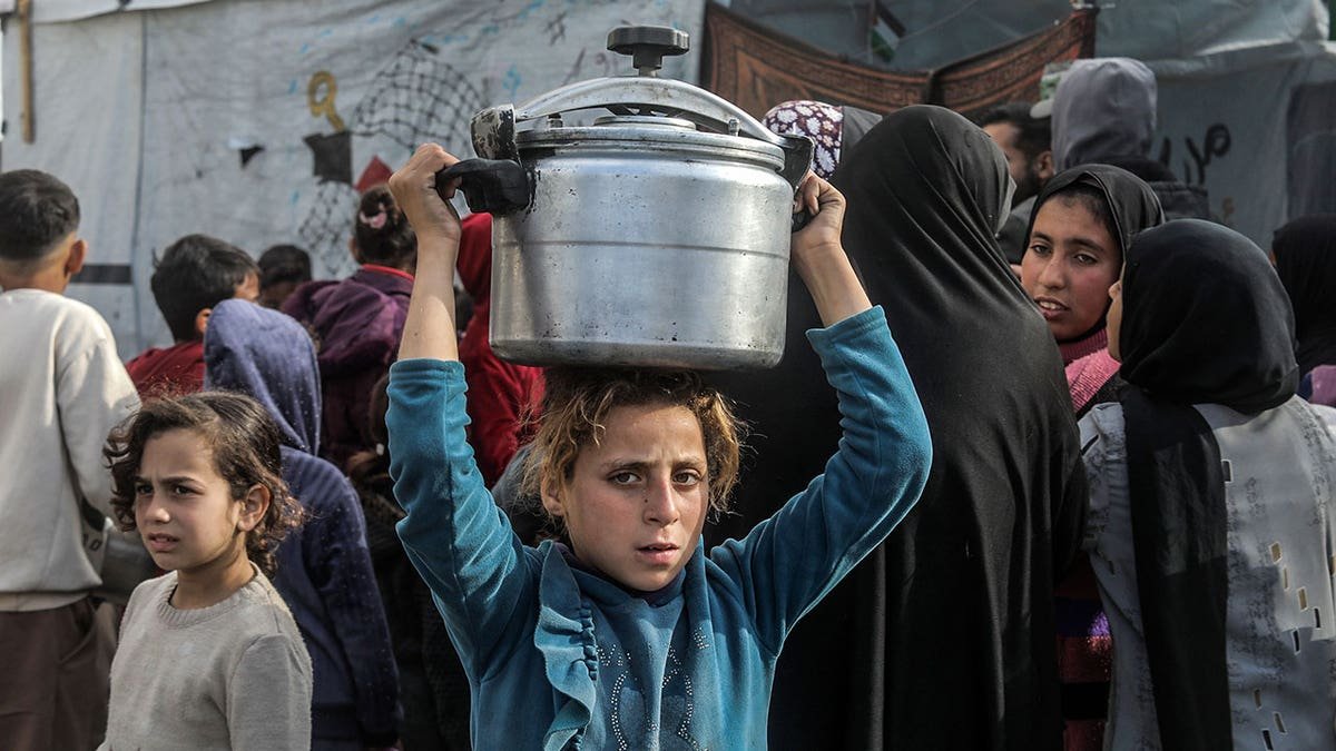 Hot meal distribution for displaced Palestinians in Khan Yunis, Gaza