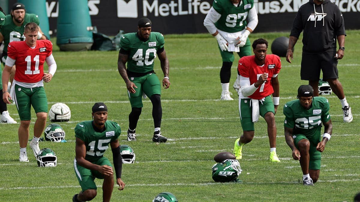 Geno Smith stretches during joint practice between the Tampa Bay Buccaneers and New York Jets.