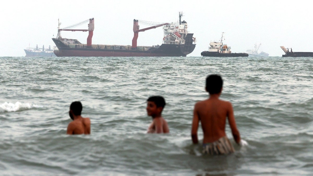 iran-strait-hormuz-oil-tankers-optimized