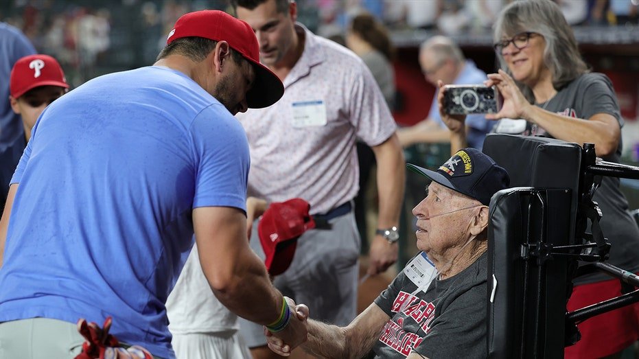 Kyle Schwarber greets veteran