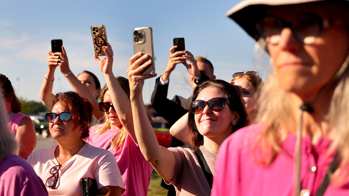 Hundreds of pink-clad supporters gather at courthouse ahead of Lindsay Clancy trial