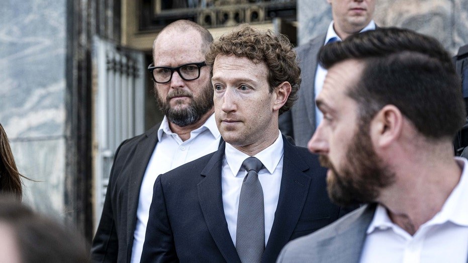 Mark Zuckerberg leaving LA courthouse