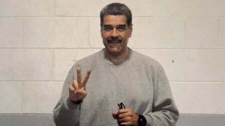 Nicolás Maduro flashes peace signs in first prison photos since US capture in Caracas Nicolás Maduro flashes peace signs in first prison photos since US capture in Caracas