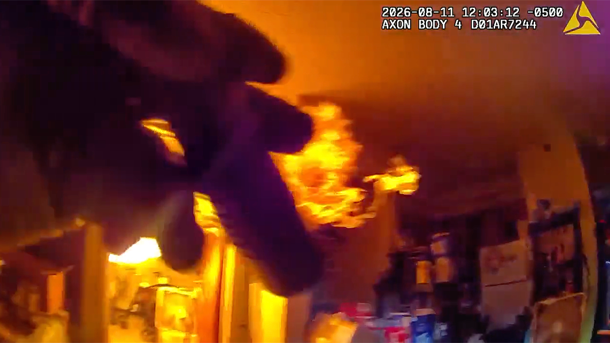 Oklahoma County sheriff’s deputies attempt to enter the apartment before the fiery confrontation