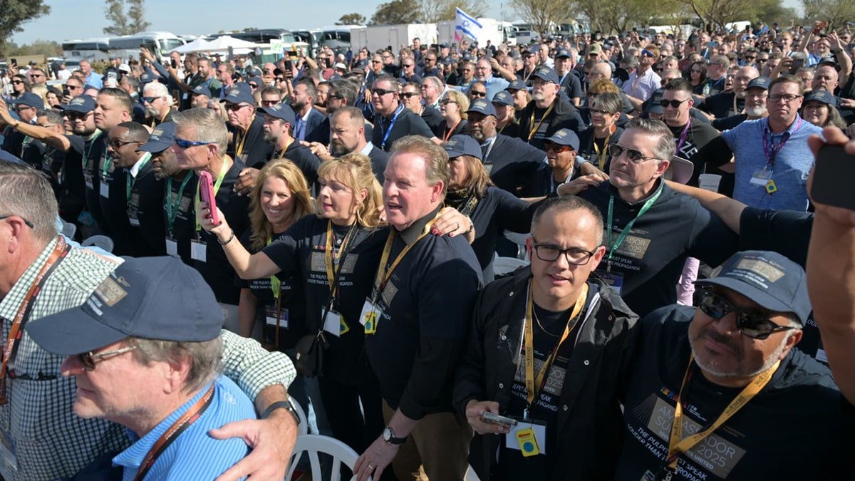 1,000 evangelical pastors and influencers visit Israel on a mission of support.