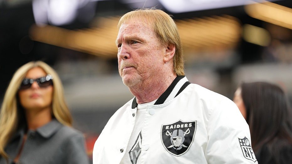 Mark Davis looks on