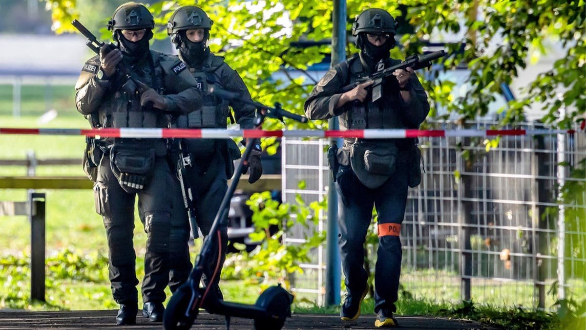 armed swiss police