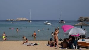 Foreign visitors drive gains in Greek tourism in July