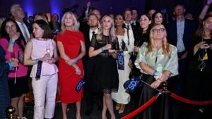 Sweden’s centre-left narrowly win election Sweden’s centre-left narrowly win election