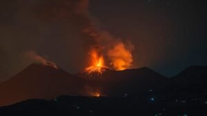 Etna erupts again: chaos at Catania airport, risk of higher air fares