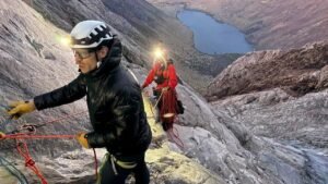 Climber stranded on 6-inch ledge at 11,000 feet as 46 mph winds ground rescue helicopter Climber stranded on 6-inch ledge at 11,000 feet as 46 mph winds ground rescue helicopter