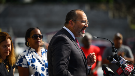 Non-citizen police officers approved after Dem says ICE ‘invasion’ ‘sends a message’ Non-citizen police officers approved after Dem says ICE ‘invasion’ ‘sends a message’