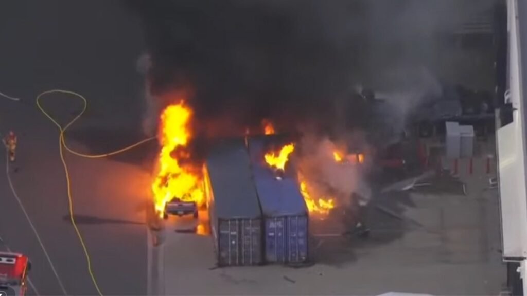 3 dead, 1 hospitalized after news helicopter crashes in Los Angeles commercial area 3 dead, 1 hospitalized after news helicopter crashes in Los Angeles commercial area