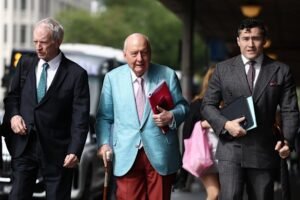 Alan Jones trial: Ex-athlete recounts alleged kiss