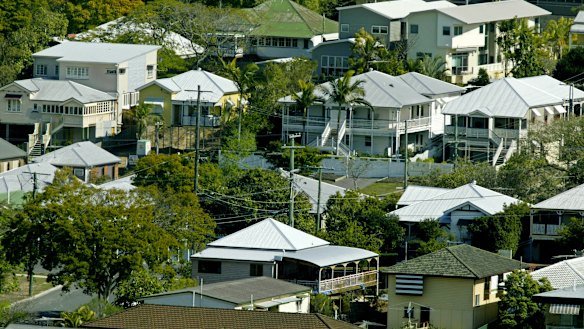 The federal government has committed an additional $97.1 million to improve energy efficiency in thousands of Queensland social housing properties. 