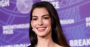 Anne Hathaway’s Relaxed Jeans Have the Cool-Girl Detail Taking Over Denim This Fall Anne Hathaway’s Relaxed Jeans Have the Cool-Girl Detail Taking Over Denim This Fall