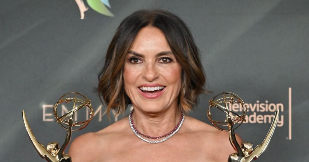 Mariska Hargitay Gives Emotional Emmys Acceptance Speech for ‘My Mom Jayne’ While Nodding to Gloria Steinem Mariska Hargitay Gives Emotional Emmys Acceptance Speech for ‘My Mom Jayne’ While Nodding to Gloria Steinem
