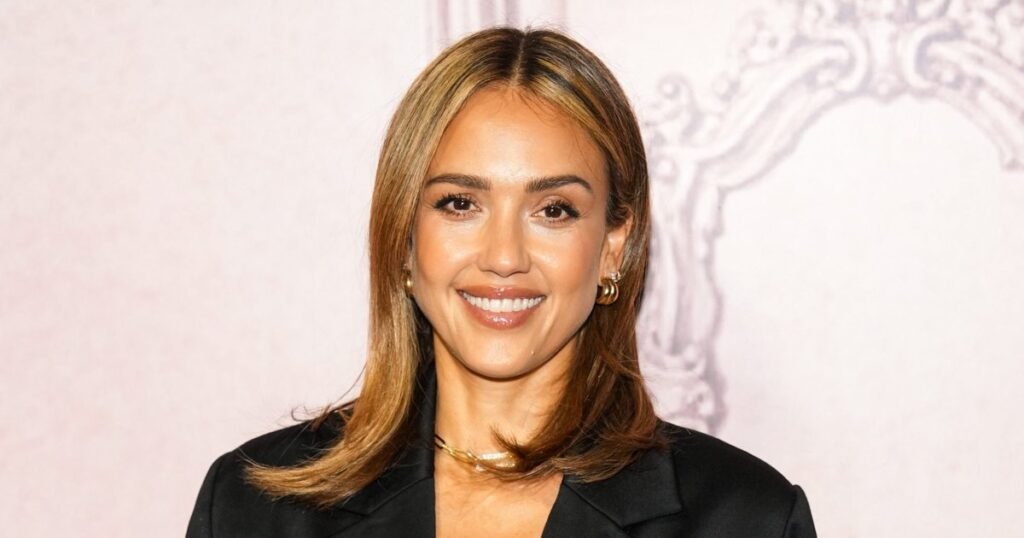 Take Notes! Jessica Alba’s Classic Fall Boots Style Is the Secret to Model-Long Legs Take Notes! Jessica Alba’s Classic Fall Boots Style Is the Secret to Model-Long Legs