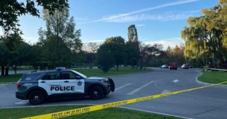 Police find 2 bodies in burnt-out vehicles on opposite ends of Toronto Police find 2 bodies in burnt-out vehicles on opposite ends of Toronto
