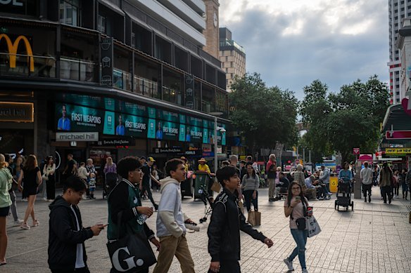 There are multiple public screens now through Queen Street Mall, above KFC, Optus and next to Uptown. 