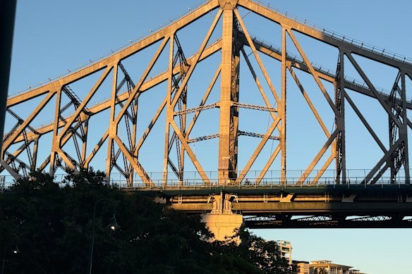 Brisbane’s iconic Story Bridge will close to traffic for three weeks over summer to allow for major resurfacing and maintenance works. 