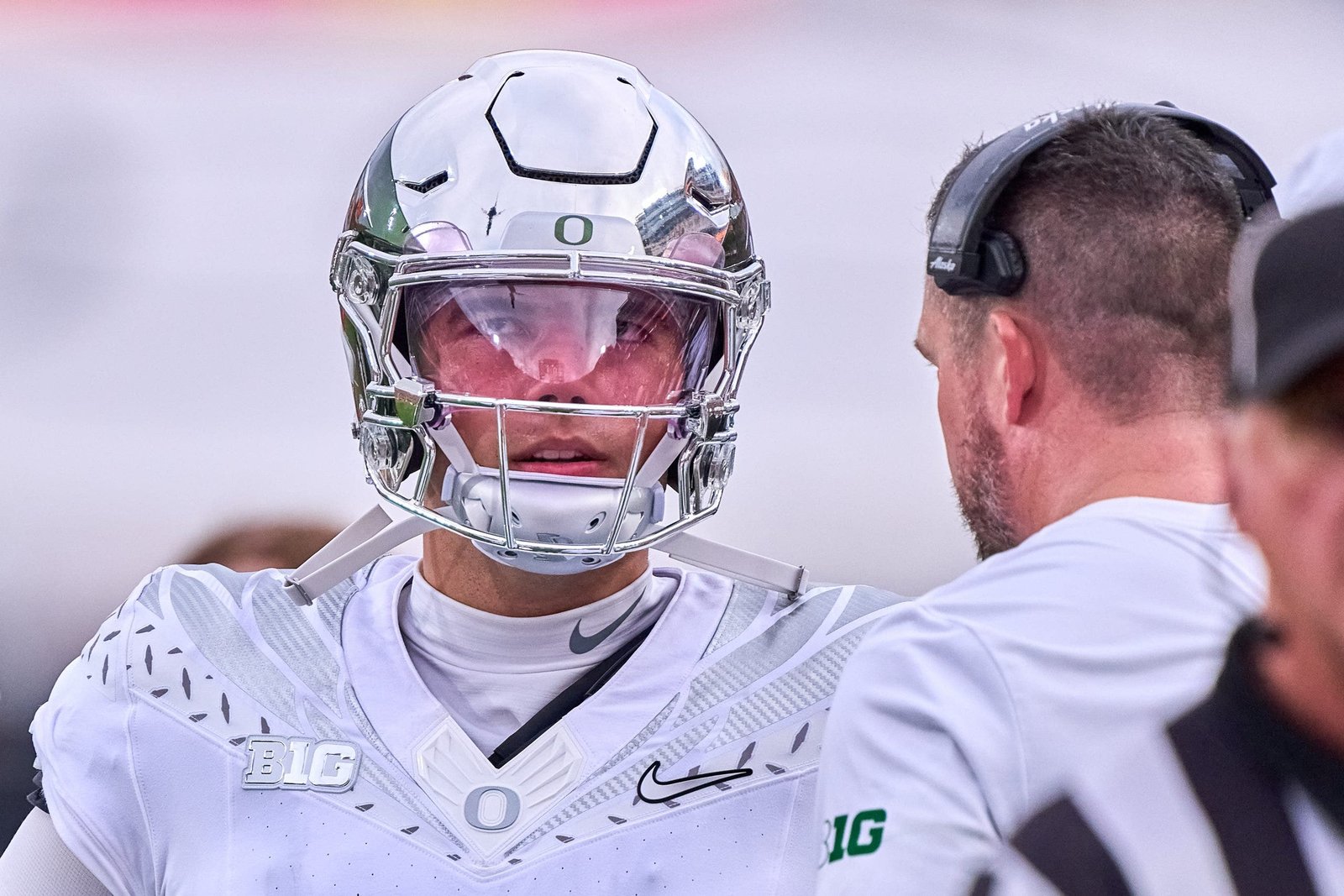 Oregon QB Dylan Raiola threw for 289 yards and two touchdowns in the Ducks' Week 4 win over USC. (Photo by Robin Alam/ISI Photos/ISI Photos via Getty Images)