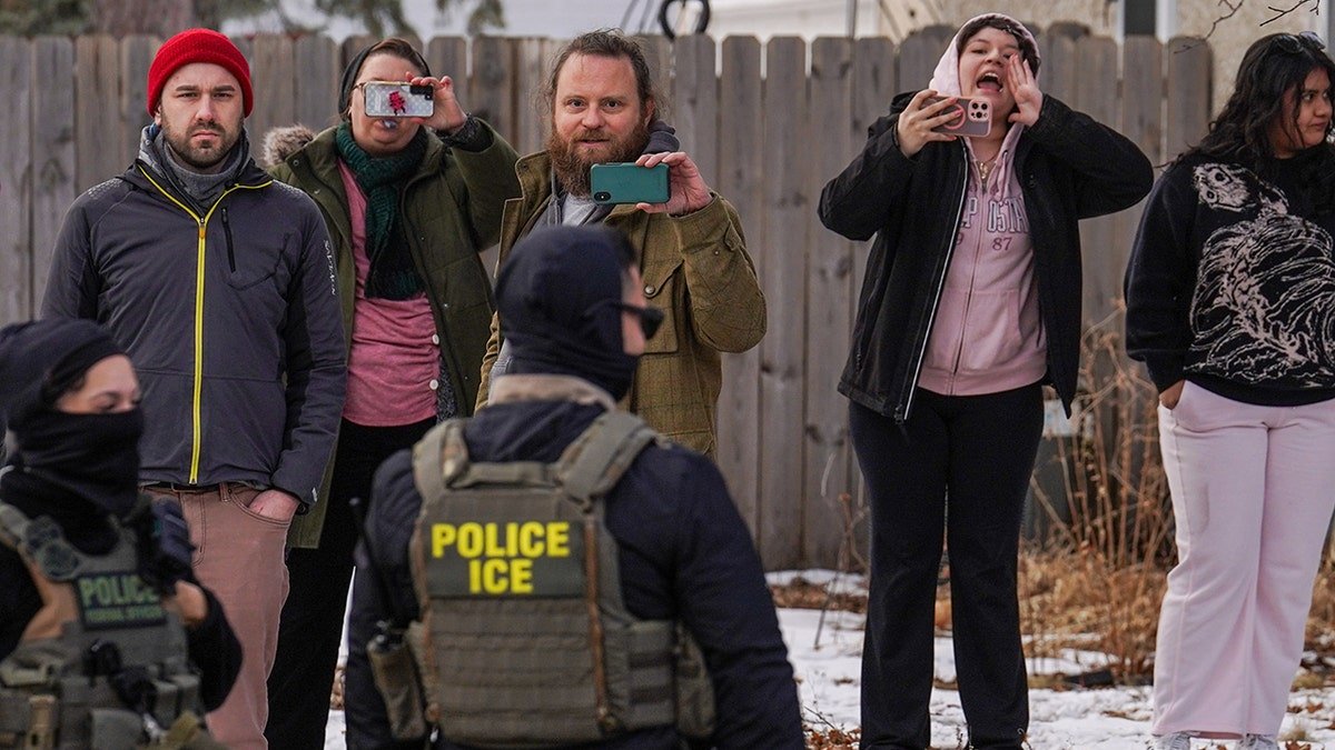 Observers film federal agents