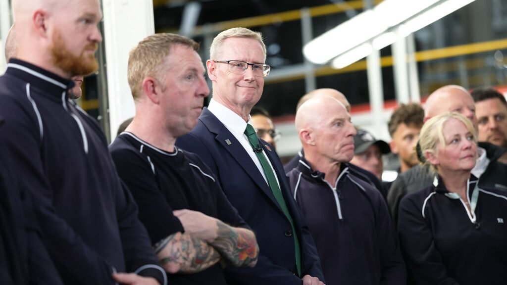 Jaguar Land Rover opens voluntary redundancy program in .3B cost-cutting drive Jaguar Land Rover opens voluntary redundancy program in .3B cost-cutting drive