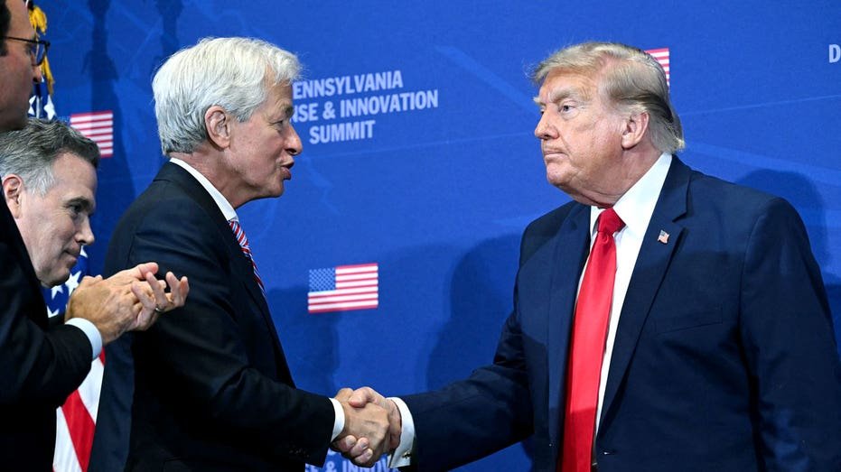 Jamie Dimon shakes hands with President Donald Trump.