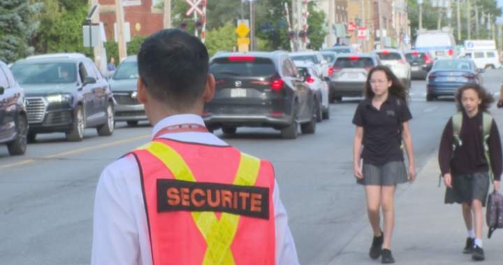 Montreal West parents want crossing guard back at troubled intersection near school Montreal West parents want crossing guard back at troubled intersection near school